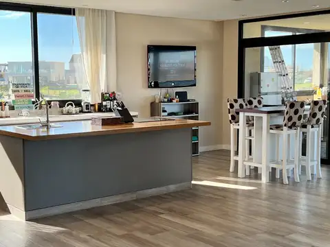 Casa 7 ambientes con 4 baños