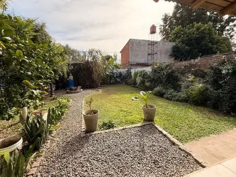 Casa 6 ambientes con 2 baños