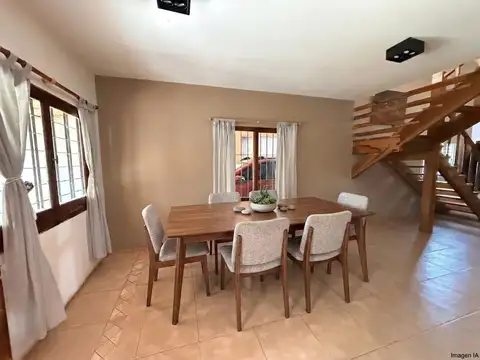Casa 6 ambientes con 2 baños