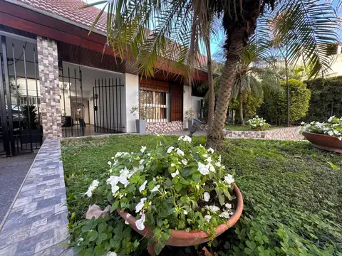 Casa 5 ambientes con 4 baños