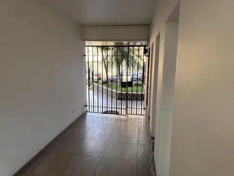 Casa en Alquiler con 3 cocheras