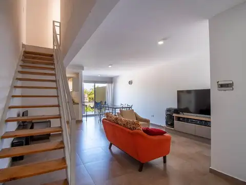Departamento dúplex de dos dormitorios APTO CREDITO en Fisherton con cochera!