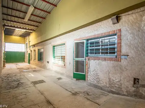 VENTA – Galpón con oficinas y local comercial. apto crédito. Villa Gobernador Gálvez.