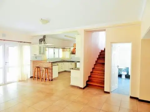 Casa 5 ambientes con 4 baños