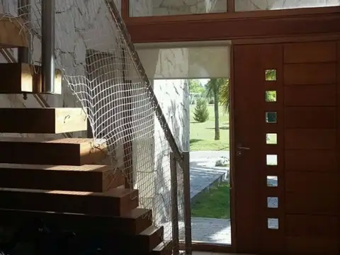 "BARRIO LOS PILARES"  CASA DE DISEÑO RACIONALISTA CON DETALLES DE CATEGORIA