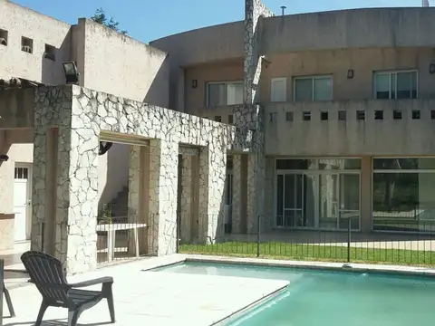 "BARRIO LOS PILARES"  CASA DE DISEÑO RACIONALISTA CON DETALLES DE CATEGORIA