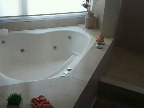 "BARRIO LOS PILARES"  CASA DE DISEÑO RACIONALISTA CON DETALLES DE CATEGORIA