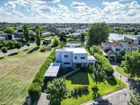 Casa en venta A la Laguna en  San Benito, Villanueva.