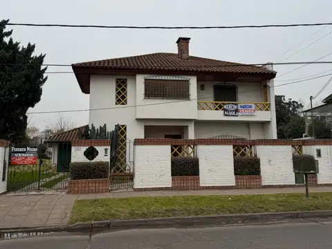 Casa en VENTA c/ cochera, pileta, quincho  y amplio parque  en Grand Bourg