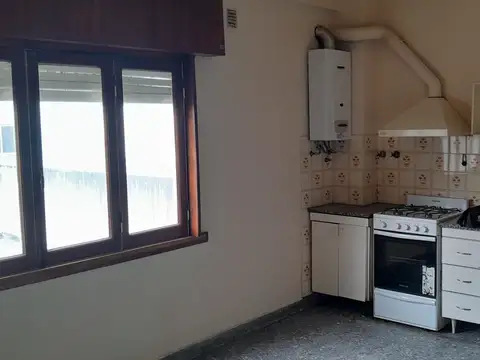 Dpto t/casa en segundo piso por escalera