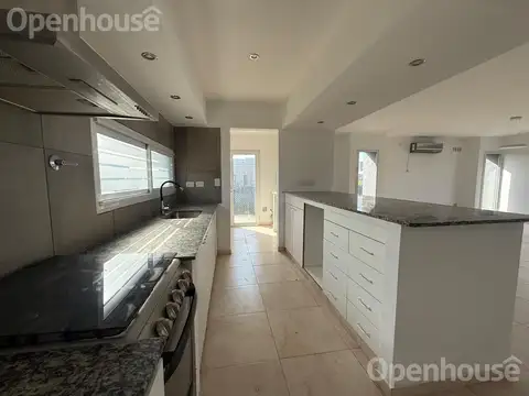 Casa en Alquiler con 3 cocheras