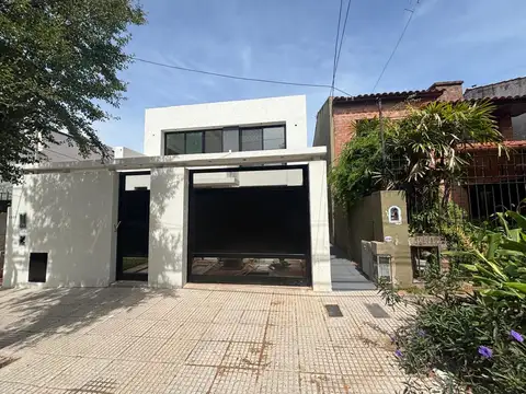 Casa lote propio tipo PH en una planta 3 ambientes, gran jardín y patio - La Lucila