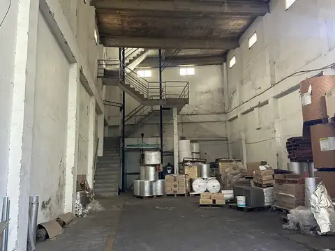 Galpón de 430 m2 cubiertos en dos plantas, montacargas, techos de losa a 6 metros de altura, entrada de camión con contenedor, apto todo destino, sobre lote de 8,66 x 25