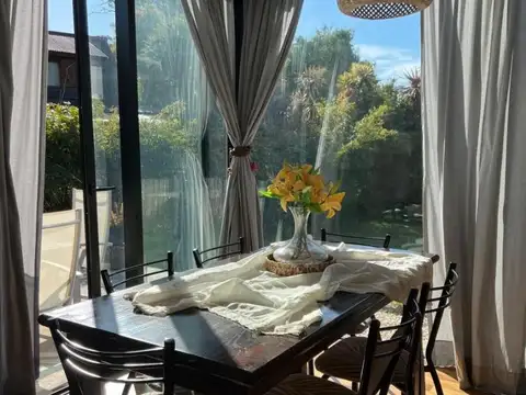 Casa en Alquiler con 2 cocheras