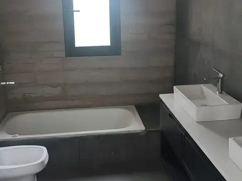 Casa 5 ambientes con 3 baños