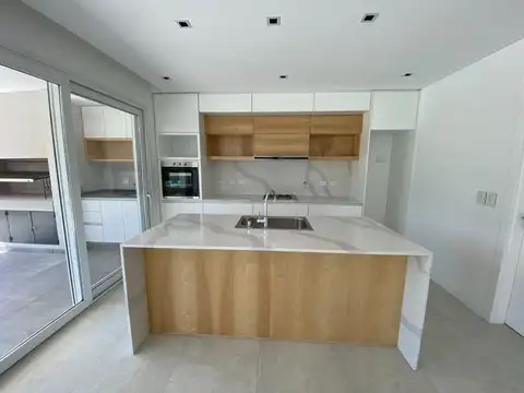 Casa en Alquiler con 2 cocheras