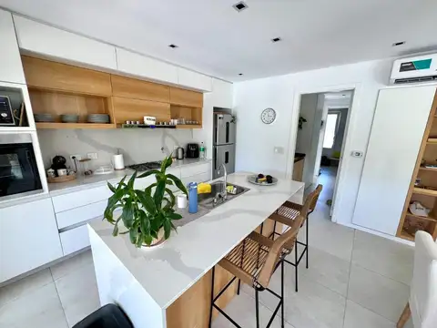 Casa en Alquiler con 2 cocheras