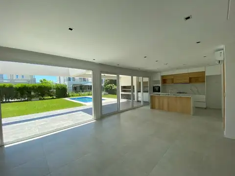 Casa 5 ambientes con 3 baños