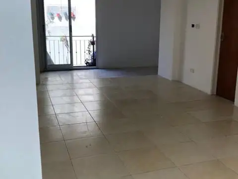 Venta departamento 2 amb con patio en Ramos Mejia