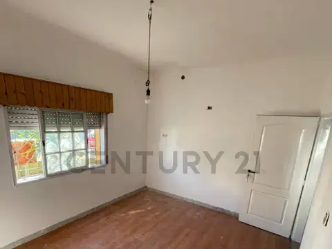 Venta Casa en Lanús Oeste , 4 ambientes en 2 plantas con cochera.
