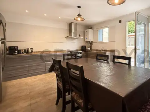 Venta de Duplex 5 ambientes con cochera y quincho, apto crédito. Barrio Zacagnin