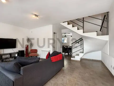 Venta de Duplex 5 ambientes con cochera y quincho, apto crédito. Barrio Zacagnini, Mar del Plata.