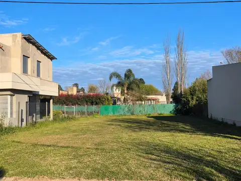 Lote en venta en Barrio Acequias, Roldán | 584,95 m² | Orientación este y servicios
