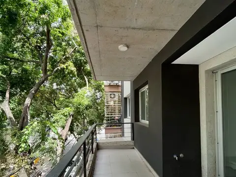 3 ambientes al frente. Muy luminoso con gran balcón 