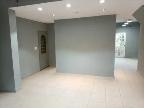 LOCAL COMERCIAL SOBRE CALLE ANICETO LA TORRE AL 100