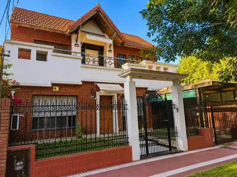 CASA EN VENTA ZONA RESIDENCIAL BLAS PARERA 586