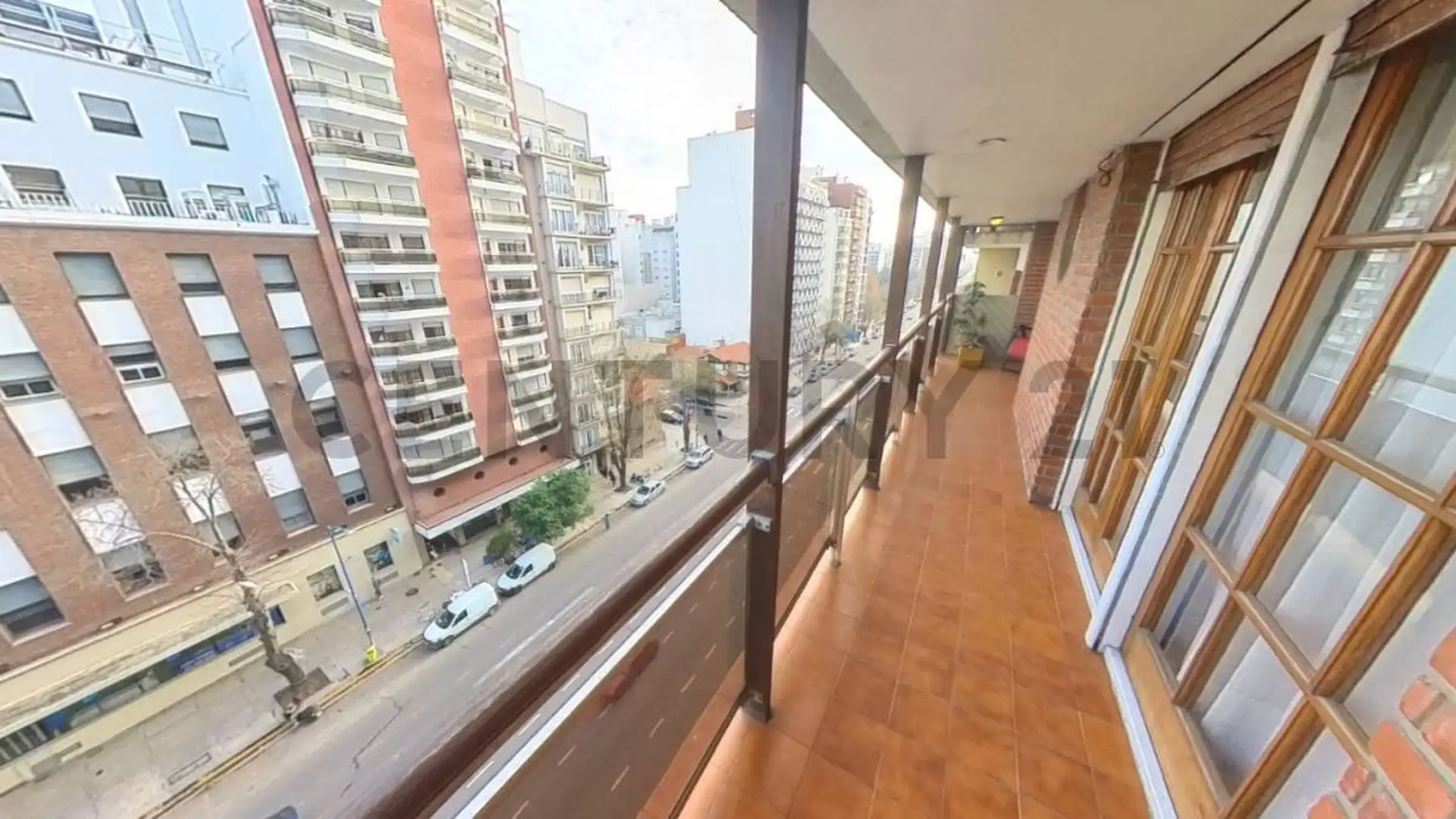 Departamento 5 ambientes a la calle con cochera Plaza Mitre