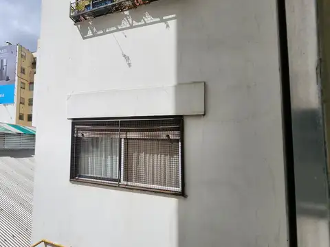 AV. CÓRDOBA Y PUEYRREDÓN. 2 amb laterales muy luminosos.