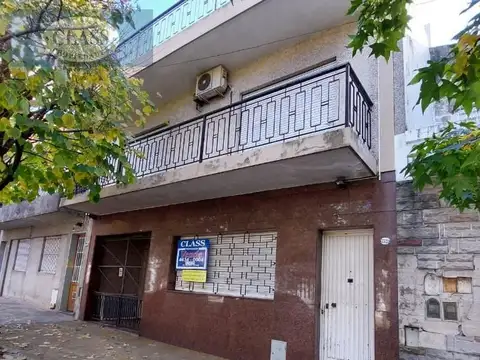 CASA DE 5 AMBIENTES SOBRE LOTE PROPIO CON TERRAZA Y FONDO LIBRE EN VENTA EN FLORES  400 M2