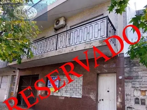 CASA DE 5 AMBIENTES SOBRE LOTE PROPIO CON TERRAZA Y FONDO LIBRE EN VENTA EN FLORES  400 M2
