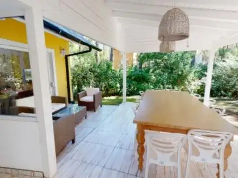 EXCELENTE CASA CON PILETA , DECK  y GAS NATURAL.