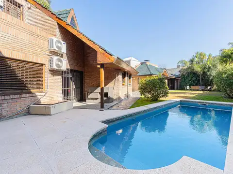 Casa con jardín, pileta y quincho – Apto Crédito