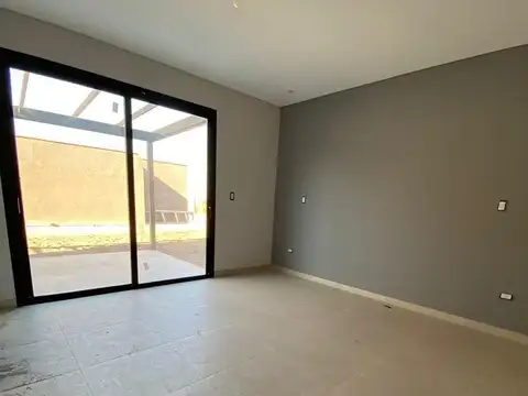 Casa en Alquiler con 2 cocheras