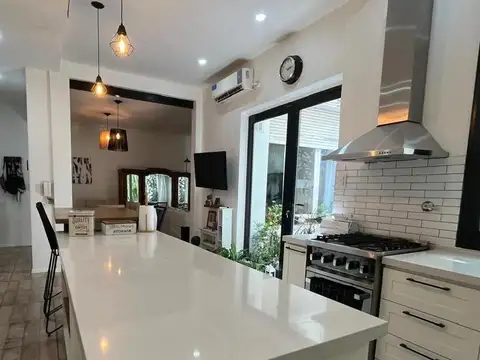 VENTA 4 AMBIENTES con DEPARTAMENTO MONOAMBIENTE – CABALLITO – JARDÍN, QUINCHO Y PARRILLA