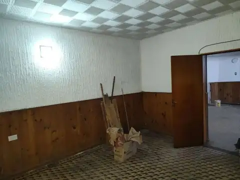 Local  al frente sobre calle Cafferata.