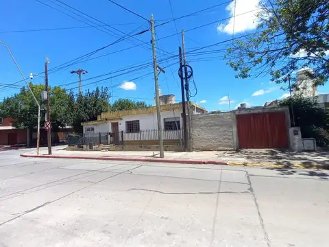 Casa 2 dorm . Cochera y asador B° Los Naranjos.