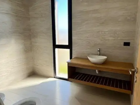 Casa en Alquiler con 1 cochera