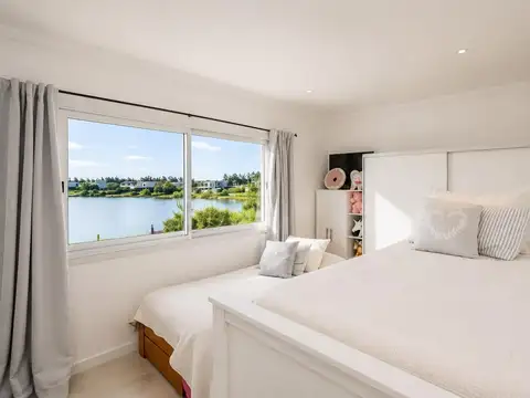Casa en alquiler amueblada con pileta y vista a la laguna