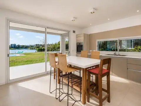 Casa en Alquiler con 4 cocheras