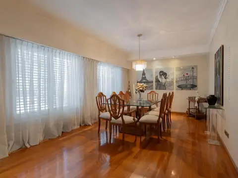 Casa 8 ambientes con 4 baños