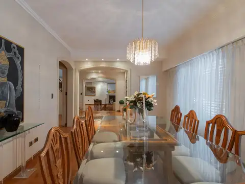Casa en Alquiler con 4 cocheras