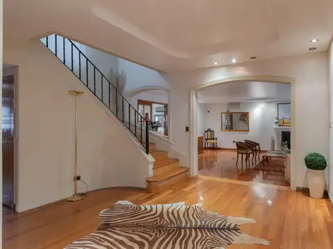 Casa 8 ambientes con 4 baños