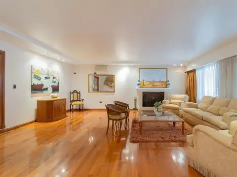Casa en Alquiler con 4 cocheras