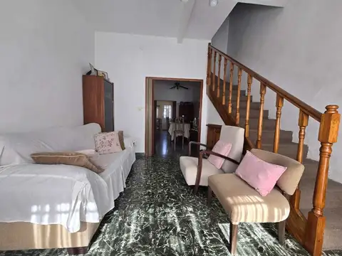 Casa 6 ambientes con 2 baños