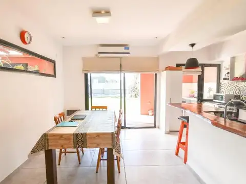 Casa en Venta con 3 cocheras