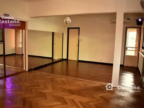Impórtate propiedad en esquina 1 cuadra de estación florida local comercial con PH vivienda.